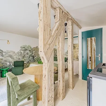 Charming Close To Notre-dame De