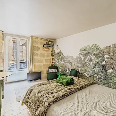 Charming Close To Notre-dame De Paris