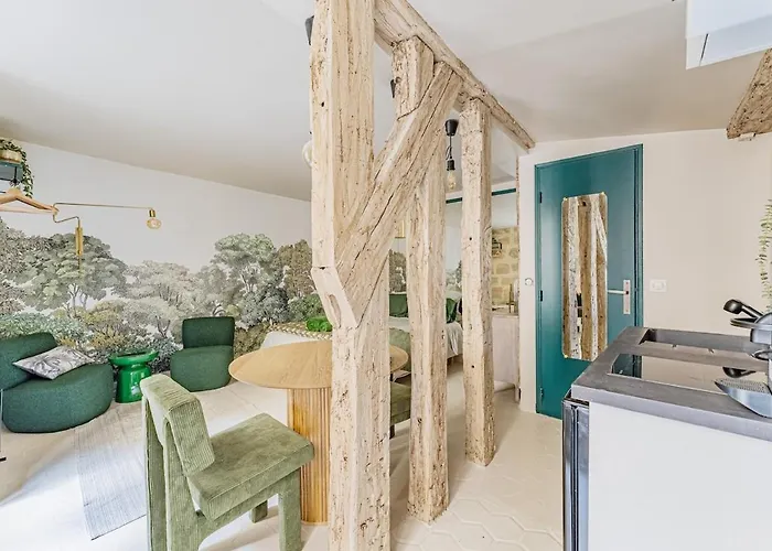 Charming Close To Notre-dame De