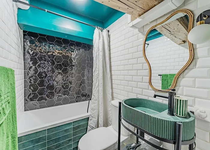 Charming Close To Notre-dame De