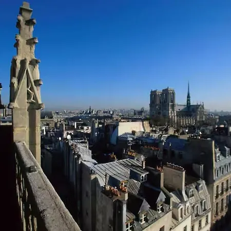 Charming Close To Notre-dame De *