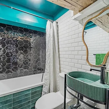 Charming Close To Notre-dame De