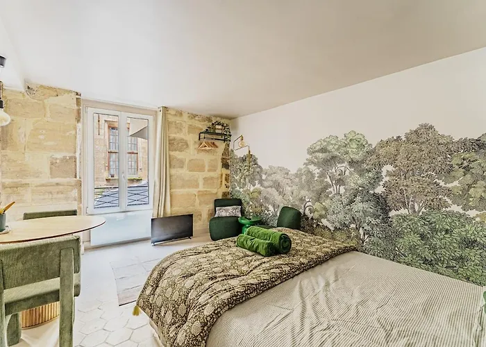 Charming Close To Notre-dame De Parijs